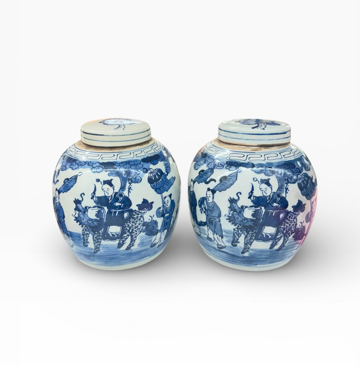Vintage Pair of Chinese blue and white jar with lid,hand painted