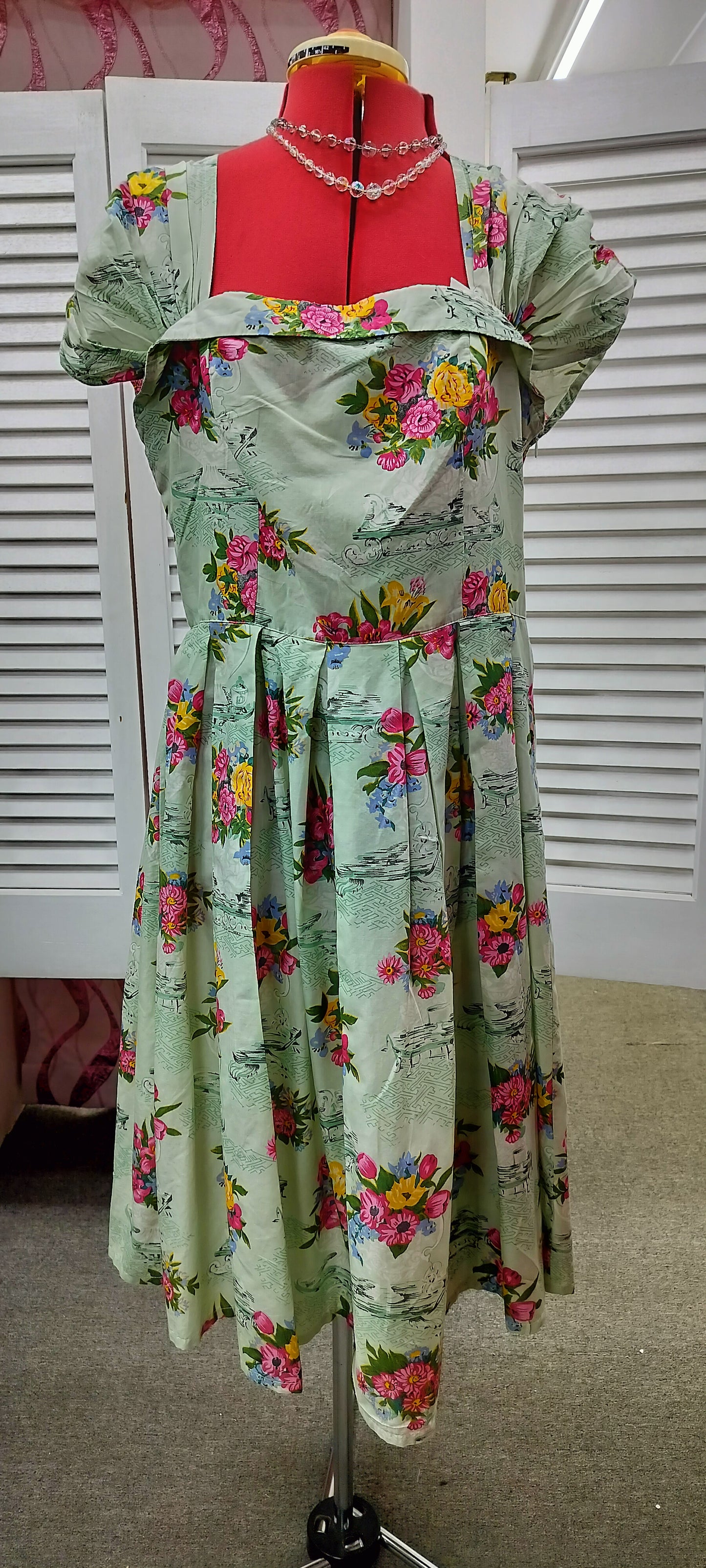 Green cotton, Floral 1950's style. Lazy Bones dress. Size-XL.