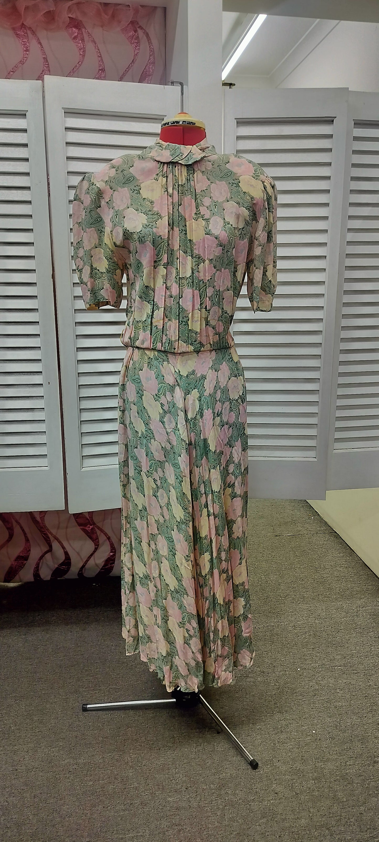 Pretty 80's style does 40's dress.Size- 10