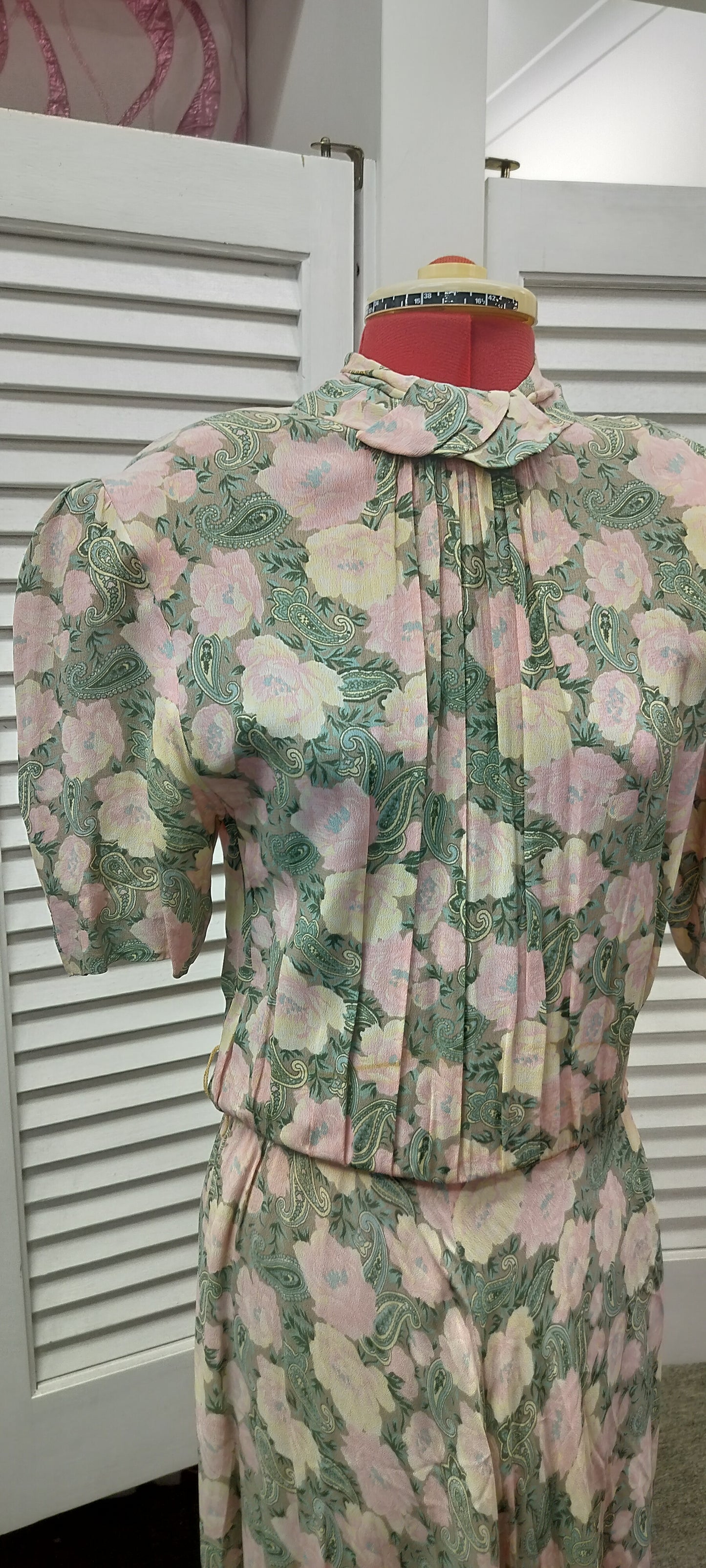 Pretty 80's style does 40's dress.Size- 10