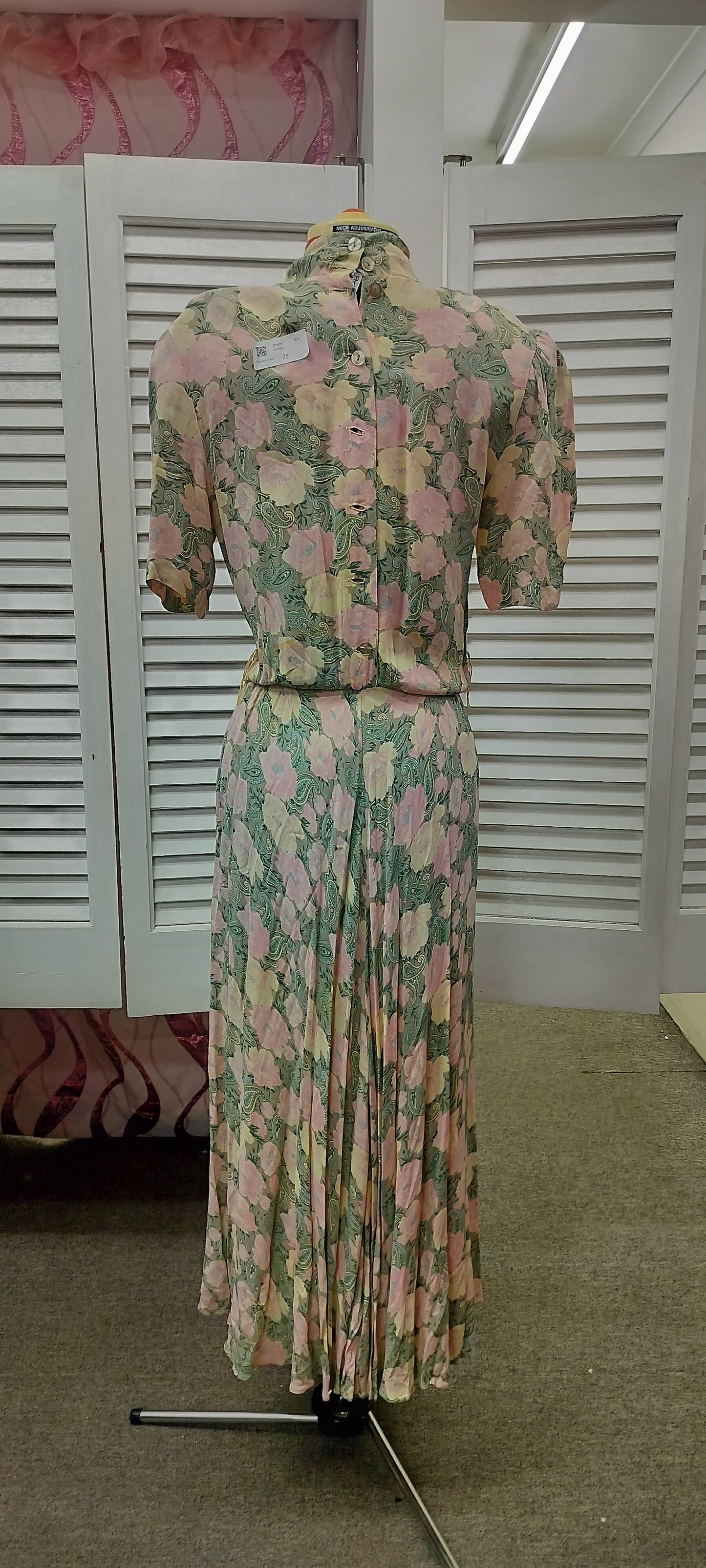 Pretty 80's style does 40's dress.Size- 10