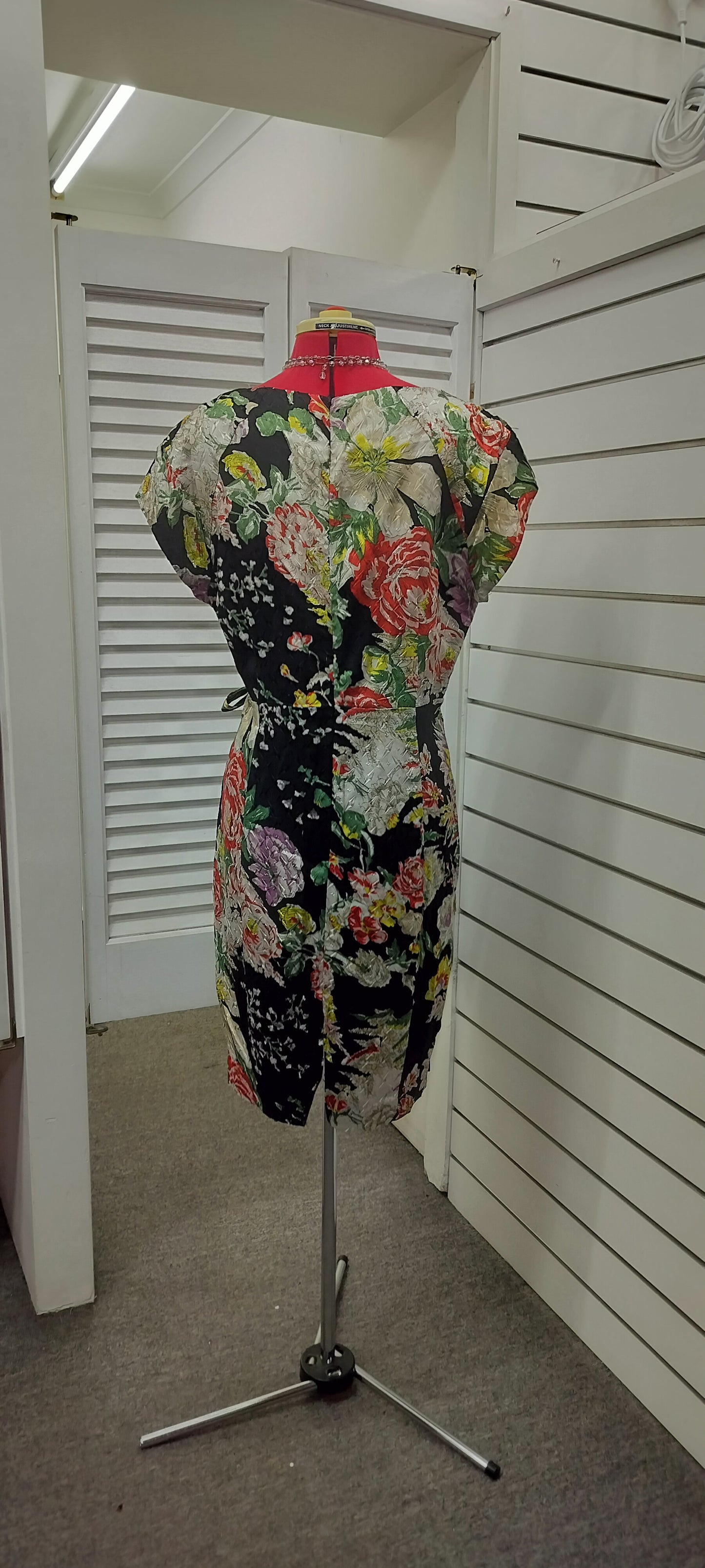 Leona Edmiston, dress with a tag on. Size-16 ( large).