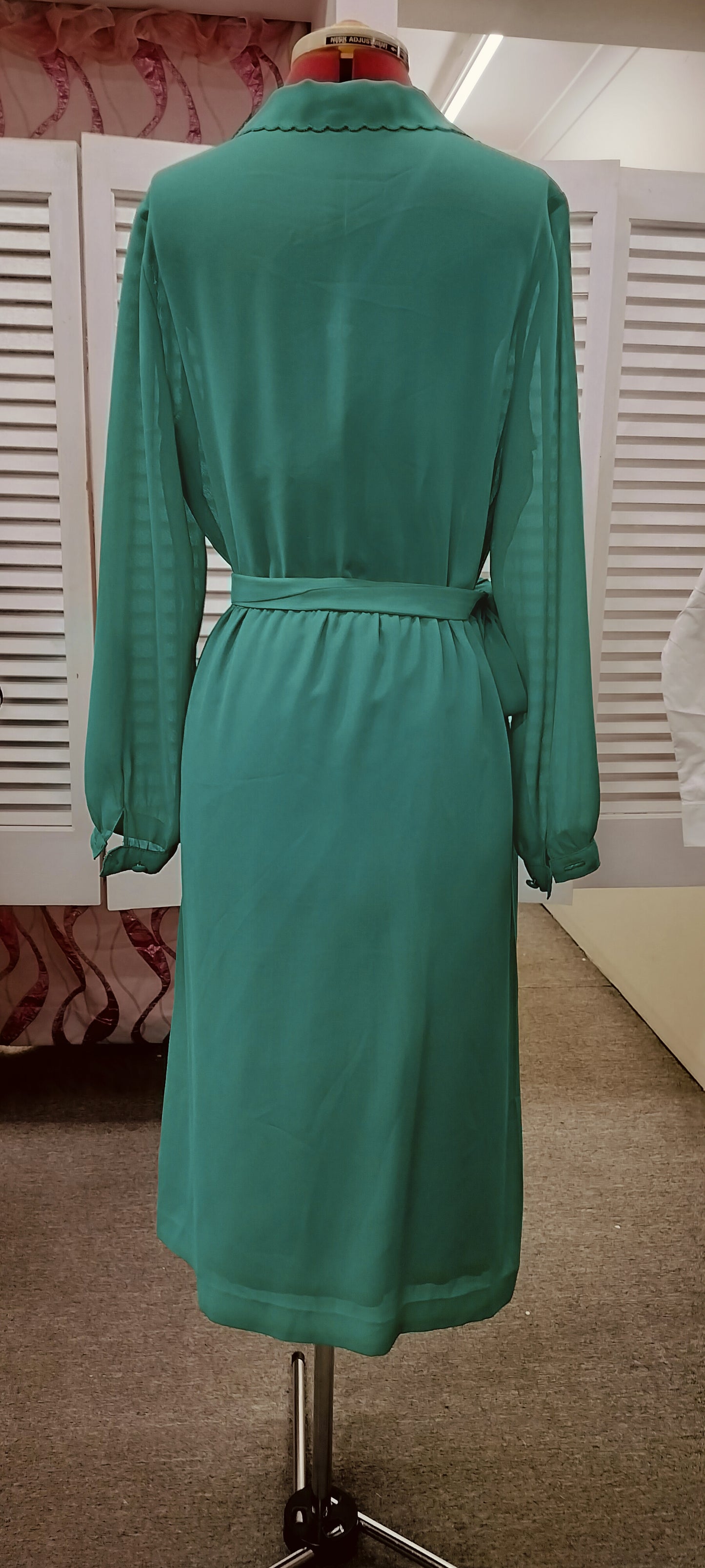 Green Polyester day dress,42 bust size.