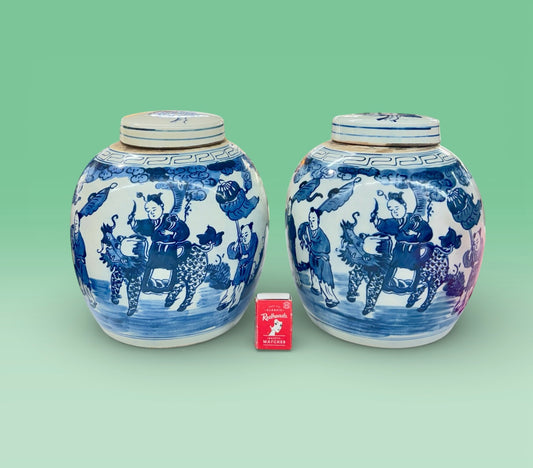Vintage Pair of Chinese blue and white jar with lid,hand painted