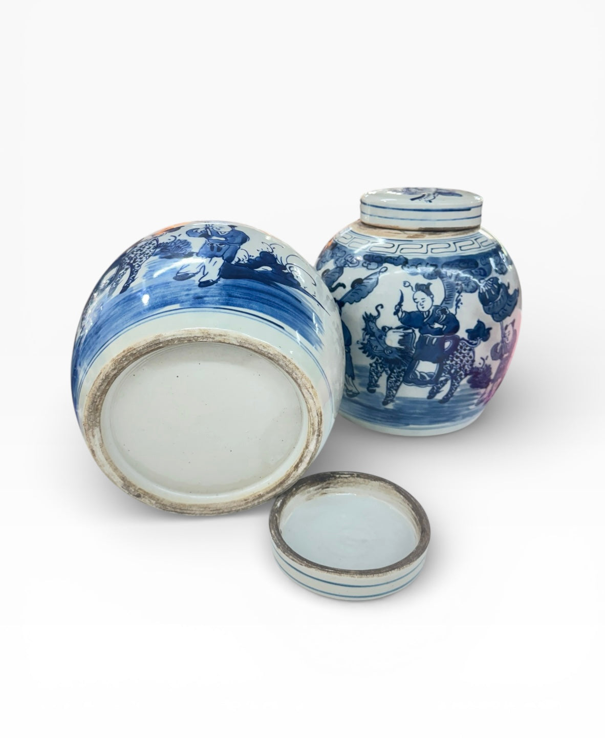 Vintage Pair of Chinese blue and white jar with lid,hand painted