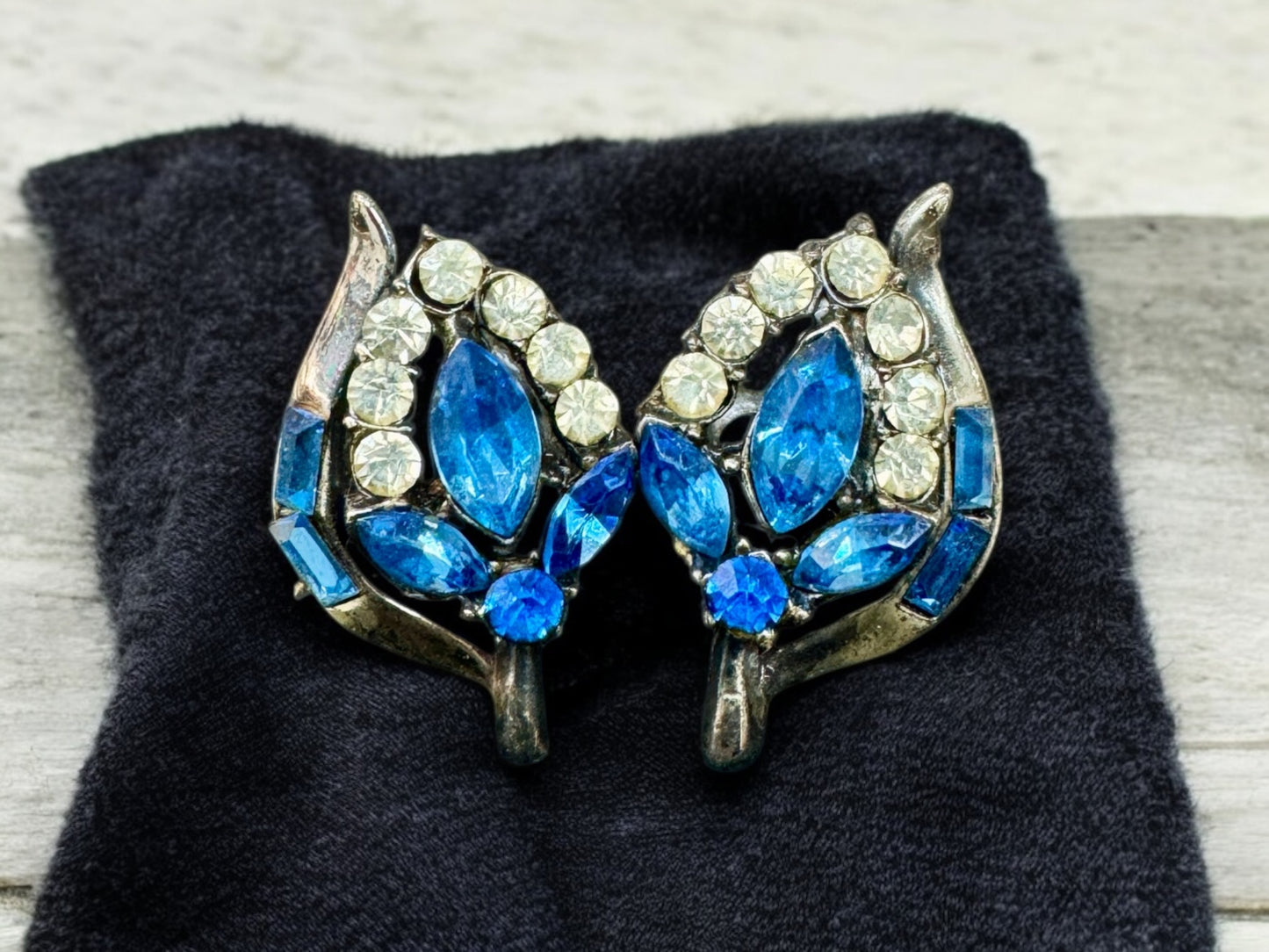 vintage blue brooch with pair of matching earrings,blue rhinestones