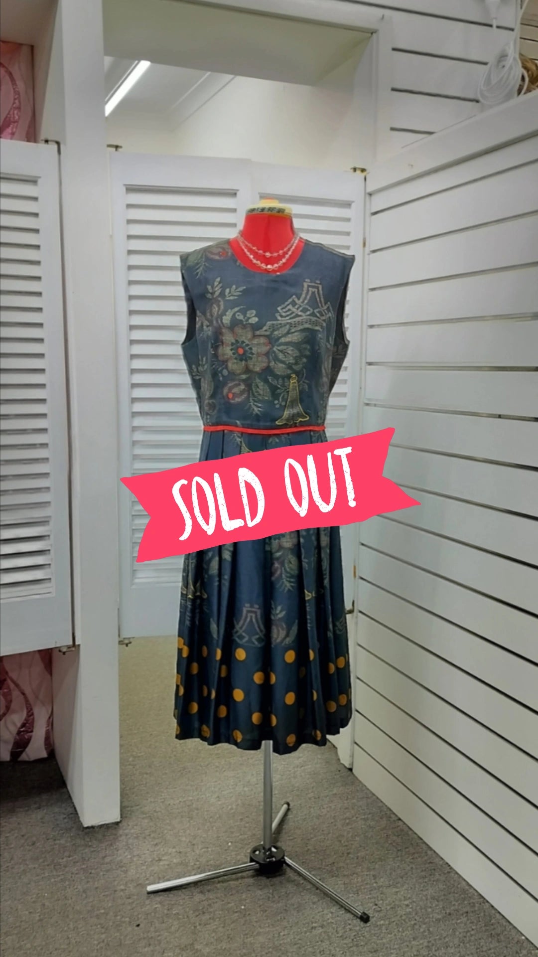 Maiocchi, black sleeveless box pleated skirt dress. Size-12.