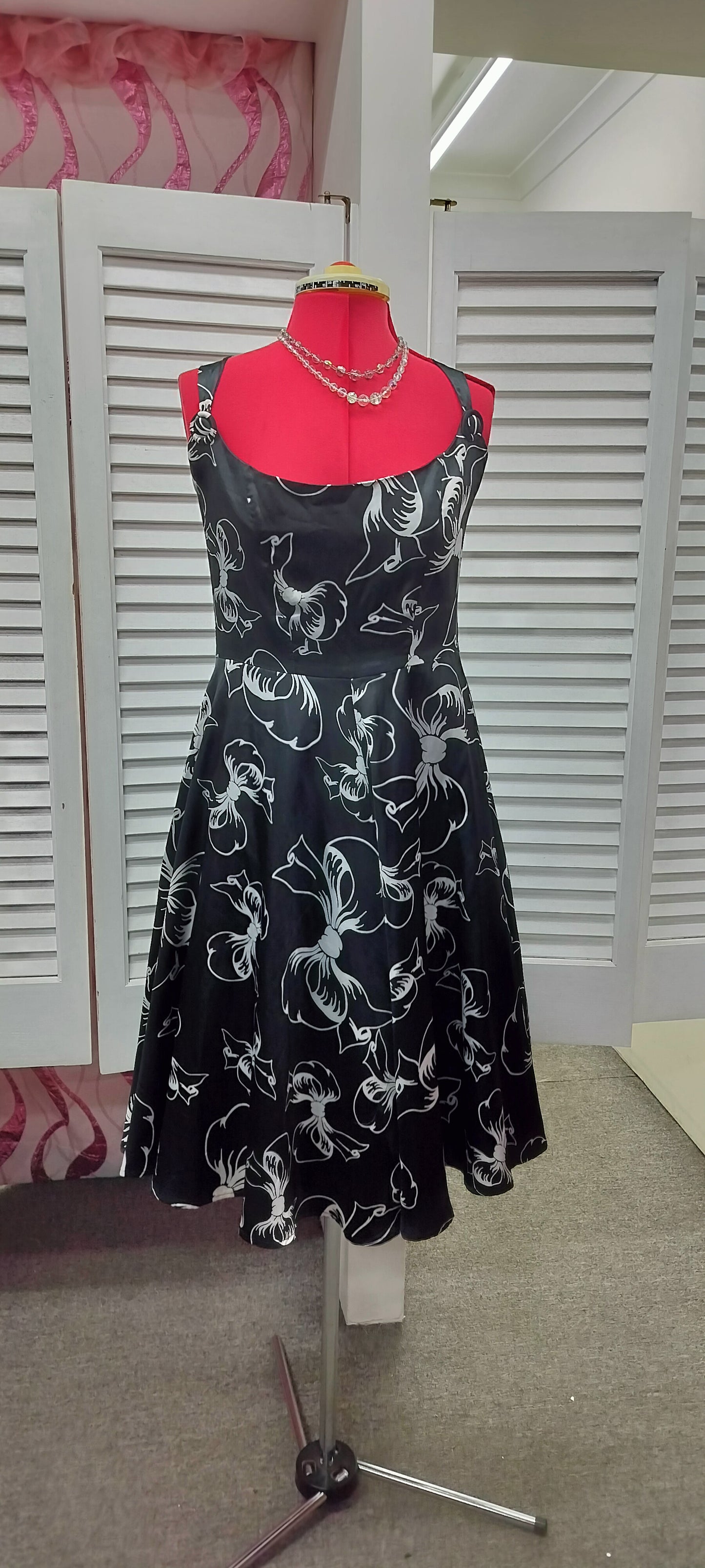 Route 66 stain bows dress. Tuille underskirt. Size-14.