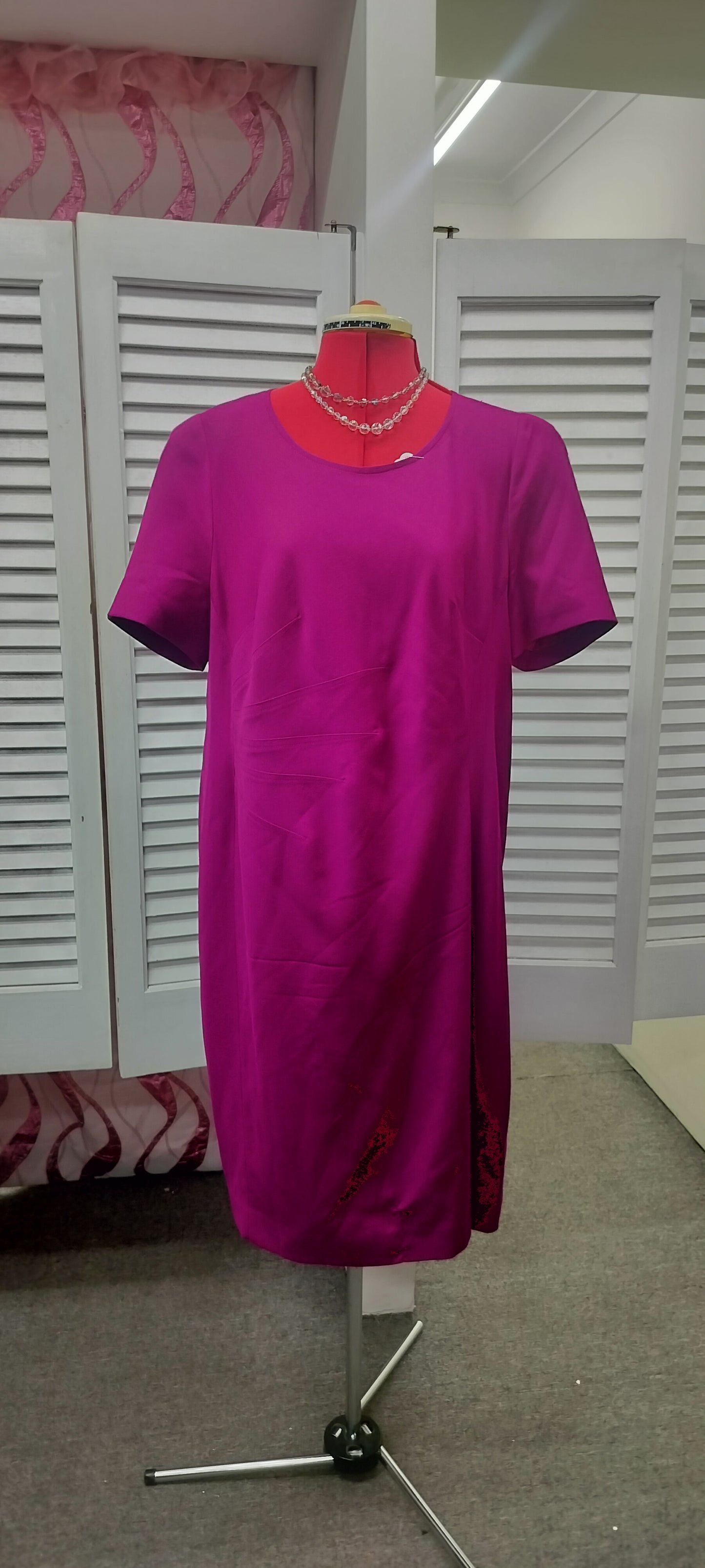 Perri Cutten cerise wool s/s dress. Size -18.