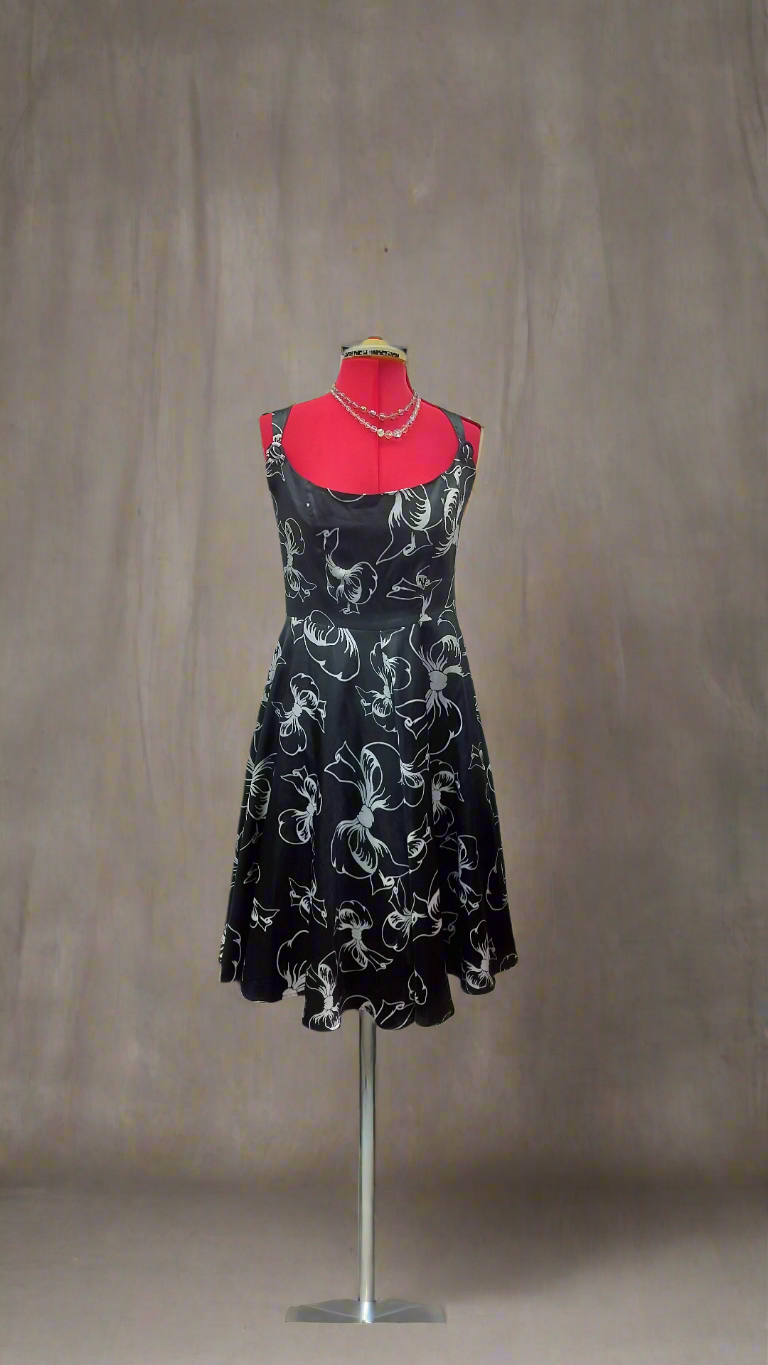 Route 66 stain bows dress. Tuille underskirt. Size-14.