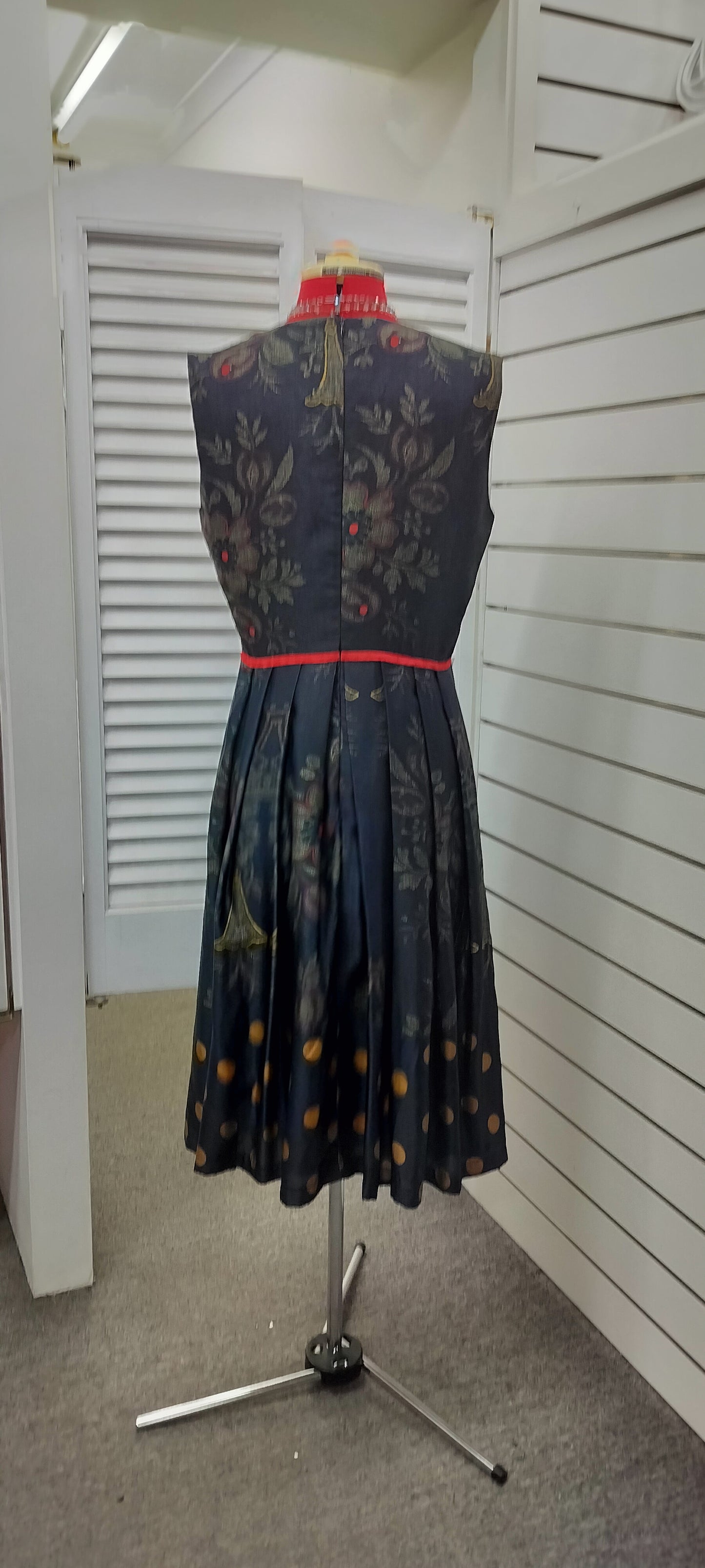 Maiocchi, black sleeveless box pleated skirt dress. Size-12.
