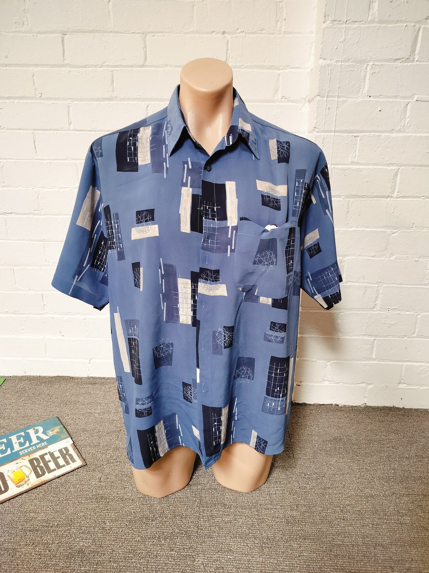 Mens 1980's Poly s/s shirt. Size- M .