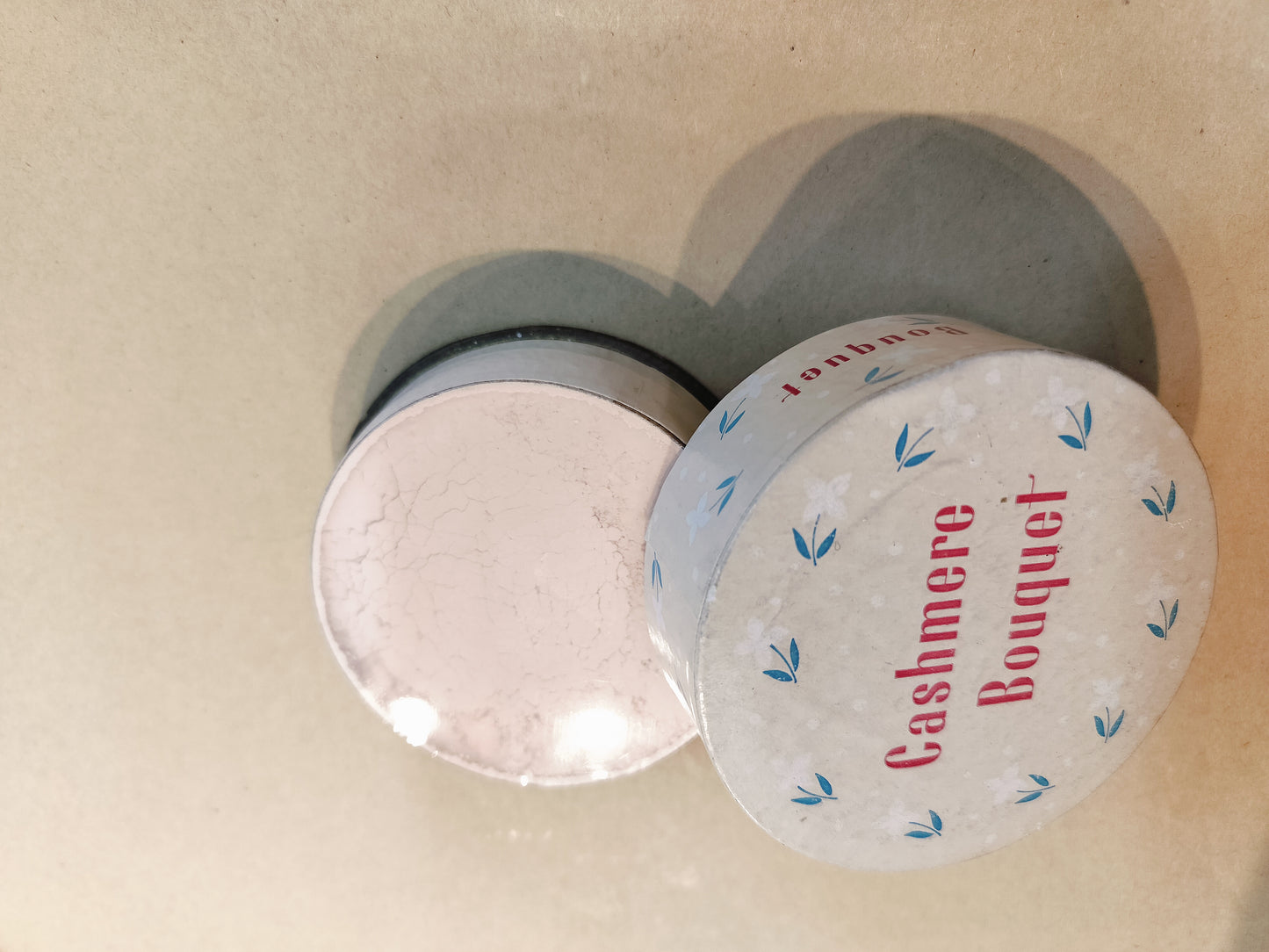 Cashmere bouquet face powder ( full)