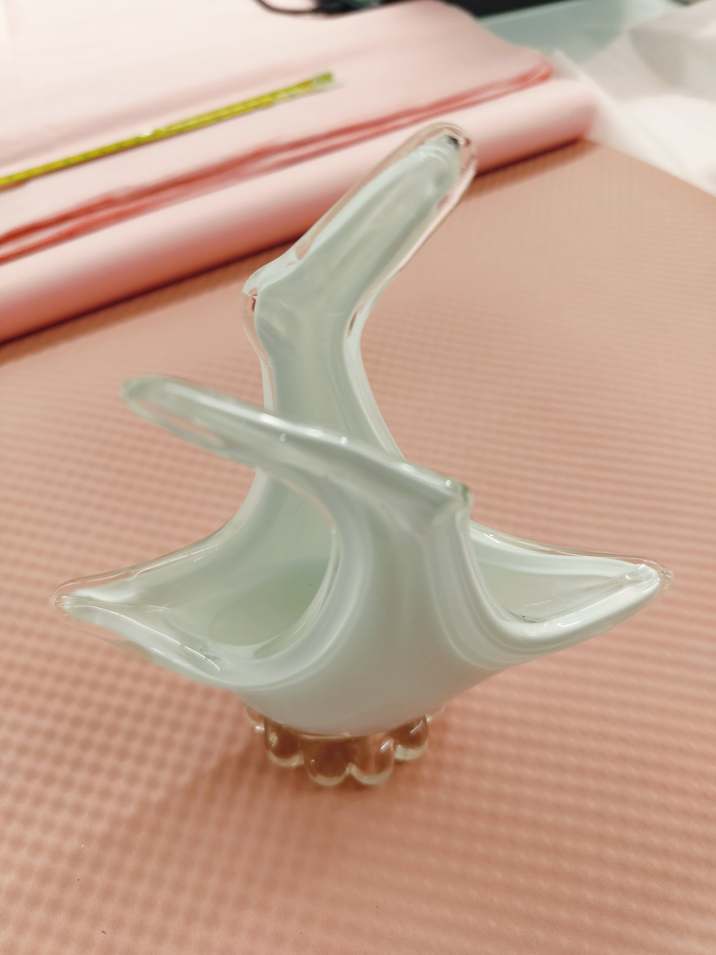 WHite NApkin holder