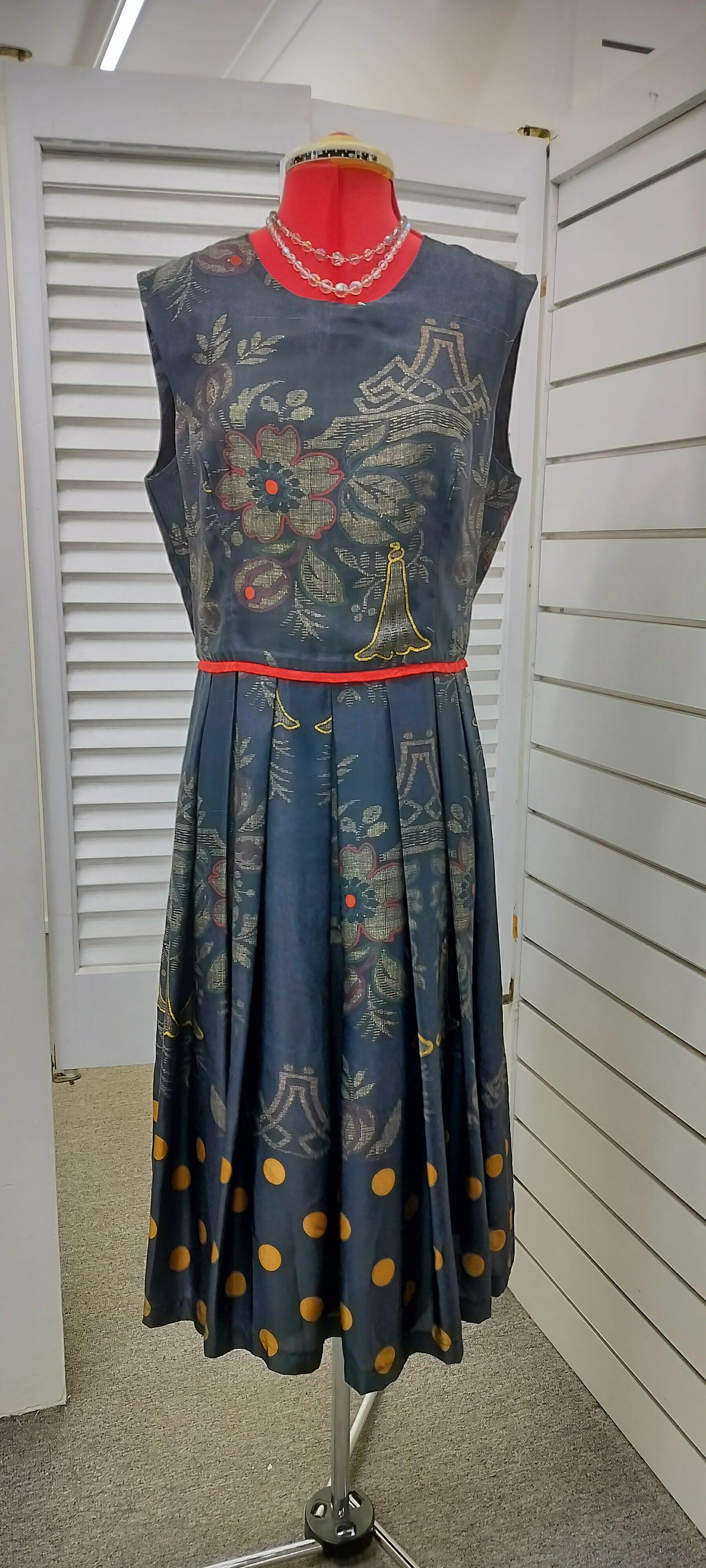 Maiocchi, black sleeveless box pleated skirt dress. Size-12.