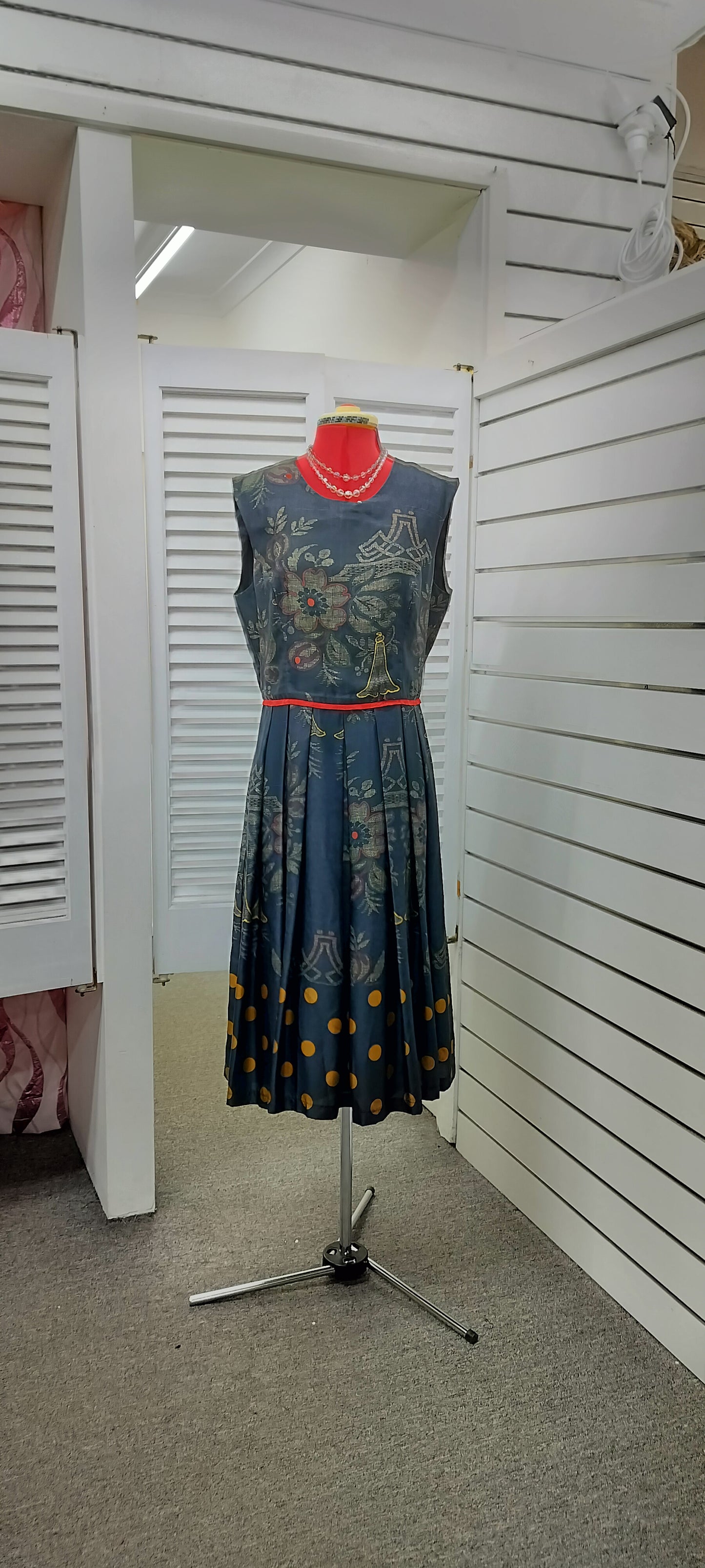 Maiocchi, black sleeveless box pleated skirt dress. Size-12.